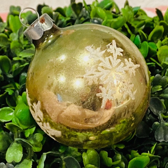 Vintage Other - N14-Rare Vintage Green & White 1970's Snowflake Glass Christmas Ornament